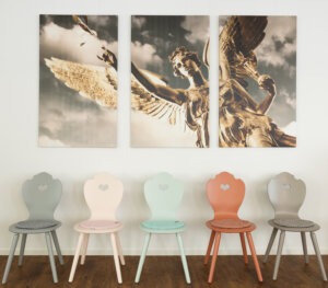 SÜSSHOLZ Bunt lackierte Herzerlstühle