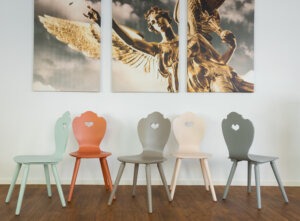 Bunte Herzerlstühle aus Holz